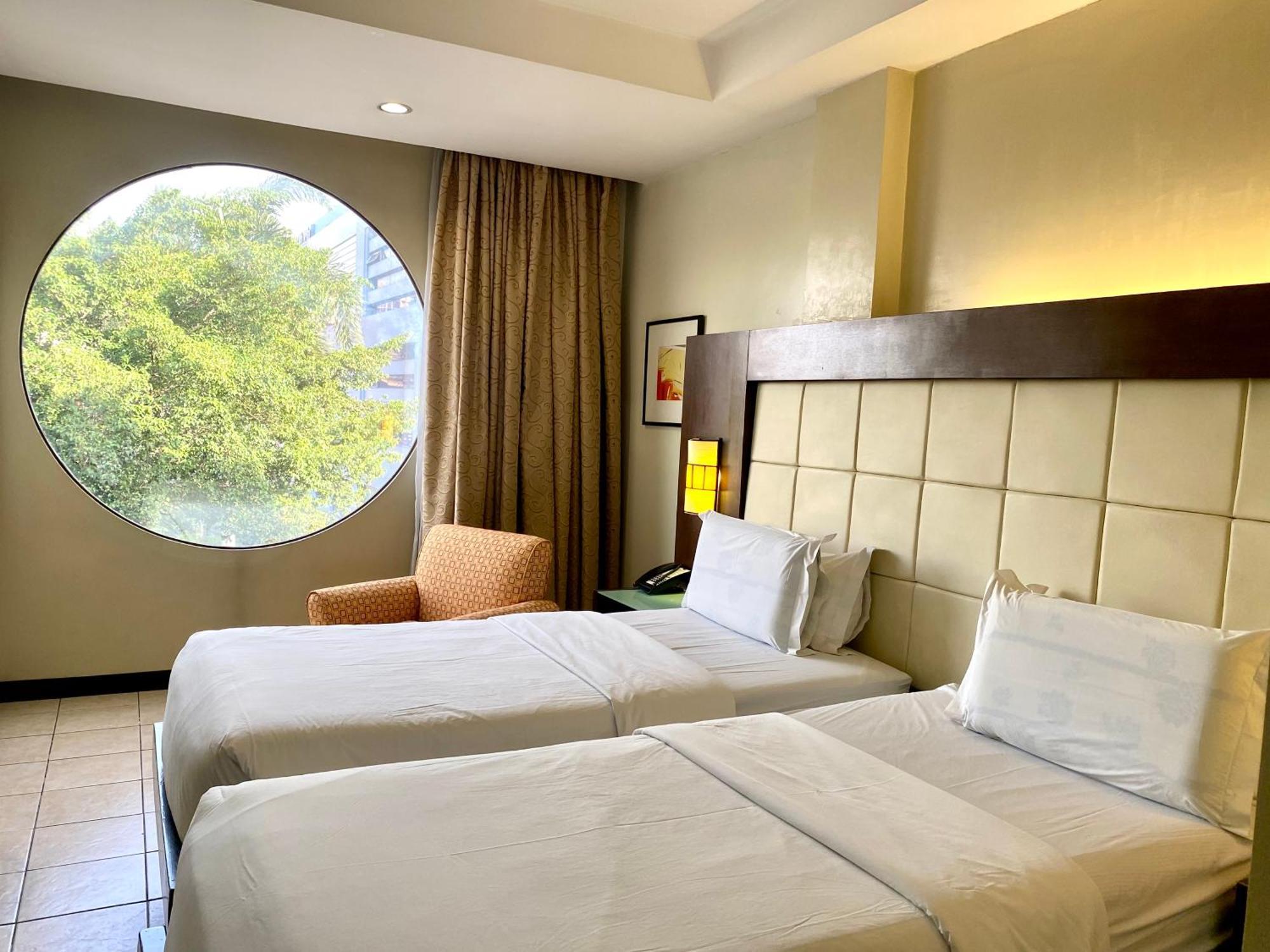 Circle Inn Hotel And Suites Bacolod Dış mekan fotoğraf