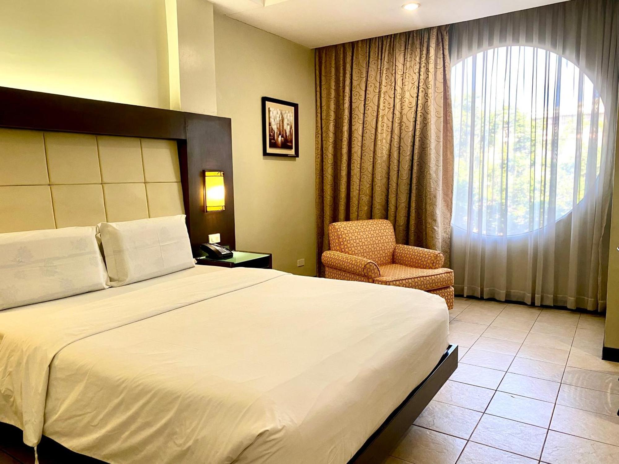 Circle Inn Hotel And Suites Bacolod Dış mekan fotoğraf