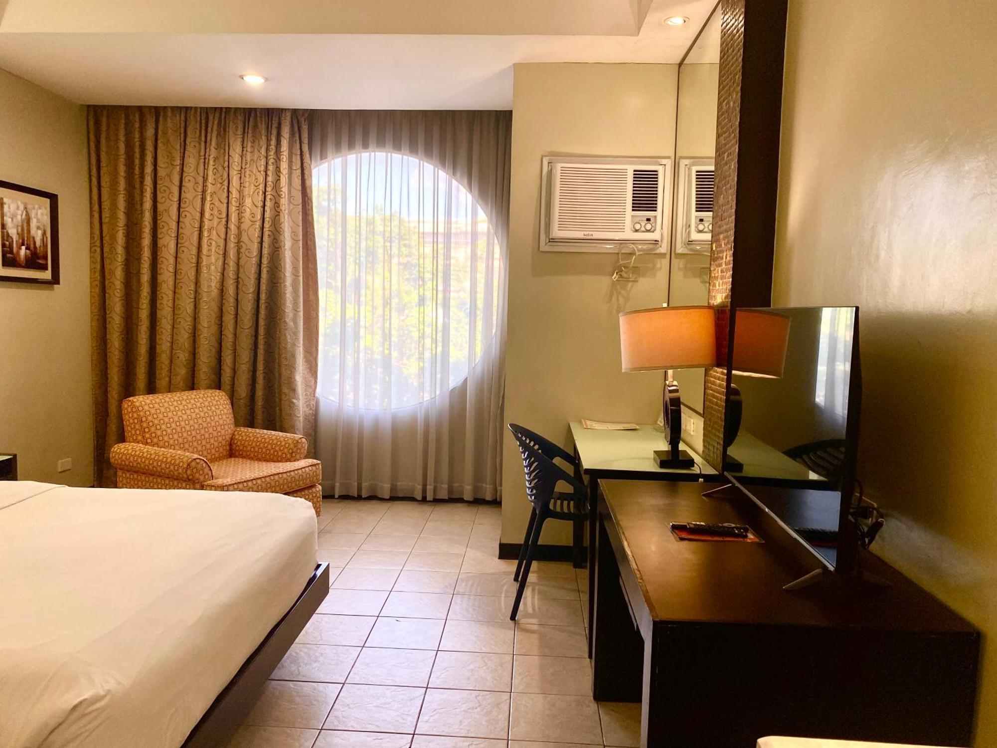 Circle Inn Hotel And Suites Bacolod Dış mekan fotoğraf