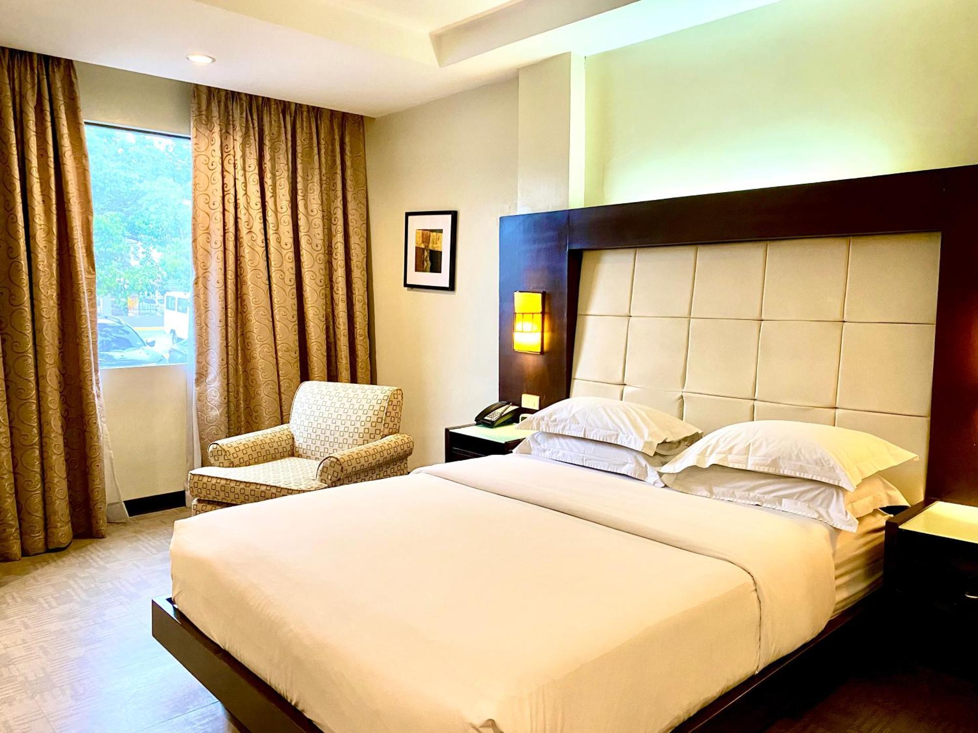 Circle Inn Hotel And Suites Bacolod Dış mekan fotoğraf