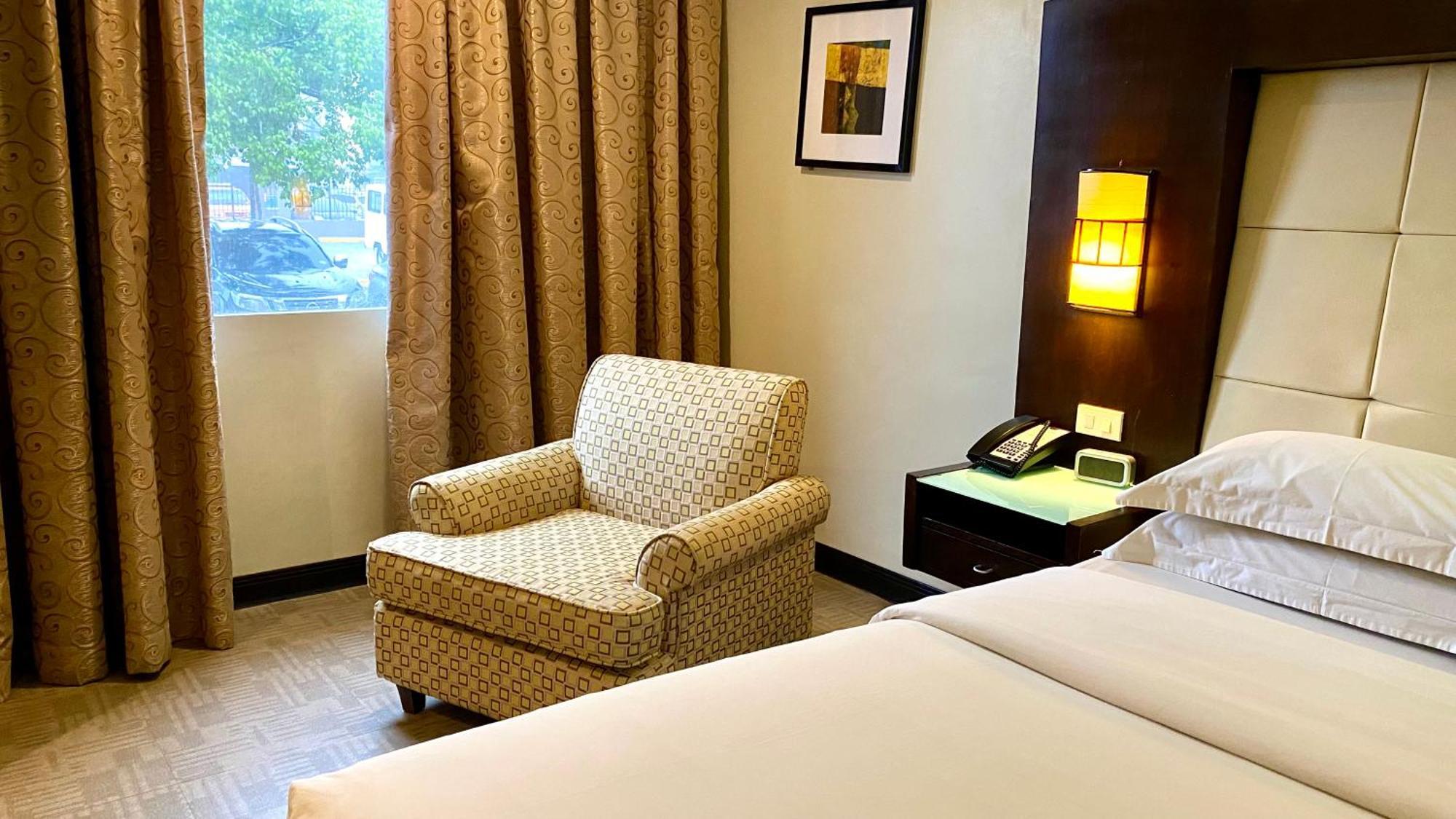 Circle Inn Hotel And Suites Bacolod Dış mekan fotoğraf