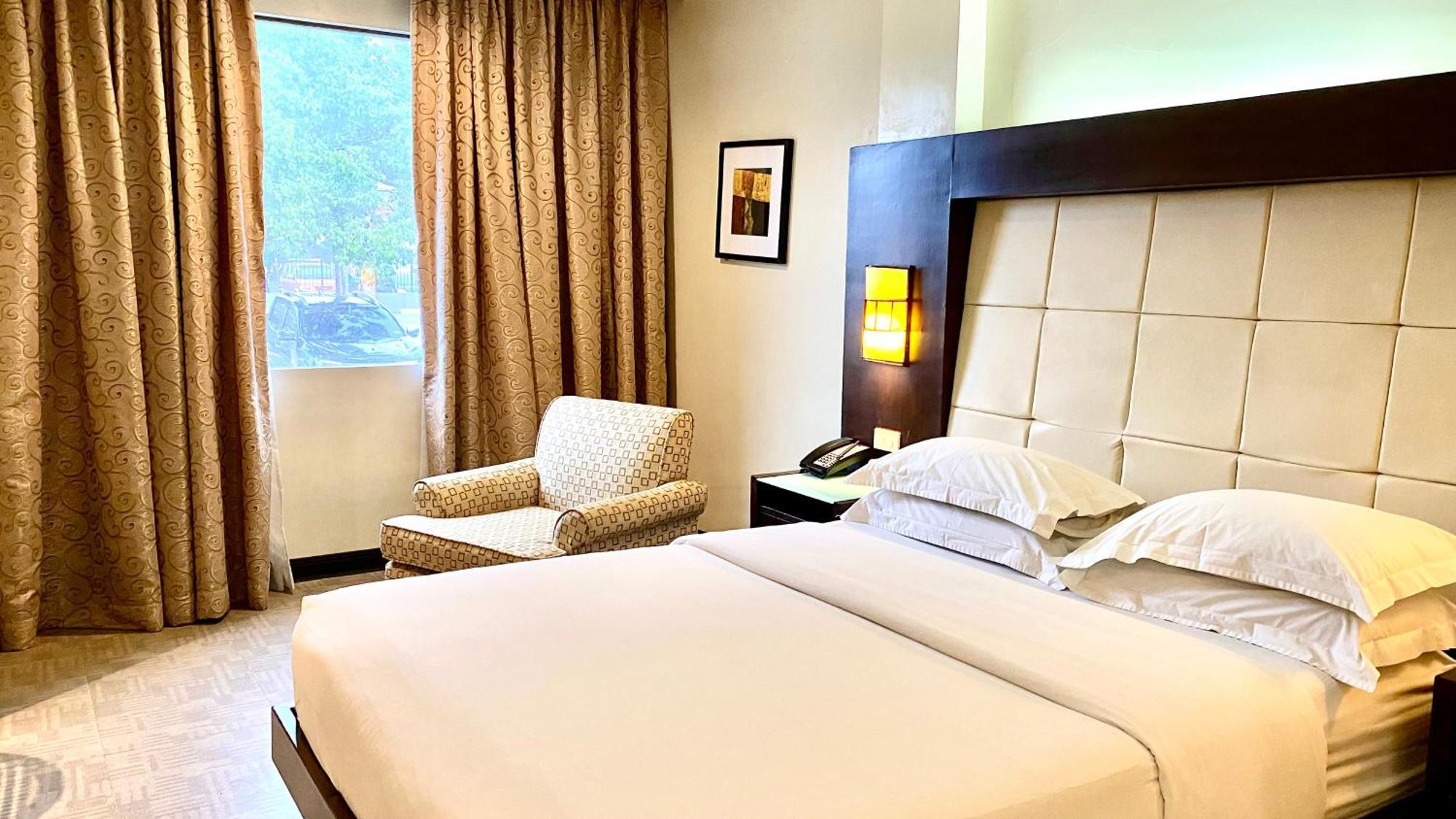Circle Inn Hotel And Suites Bacolod Dış mekan fotoğraf