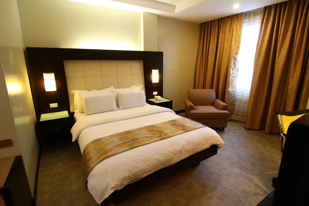 Circle Inn Hotel And Suites Bacolod Dış mekan fotoğraf